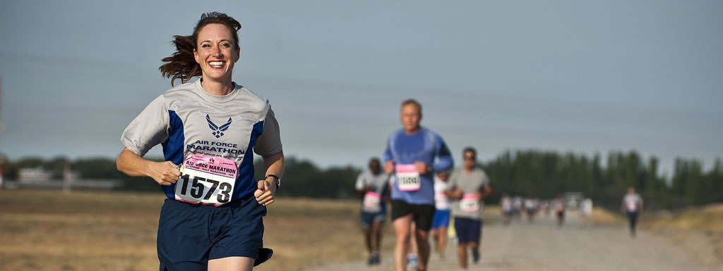 Mulher correndo corrida competicao 2