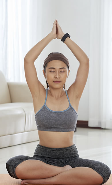 Mulher sentada meditando