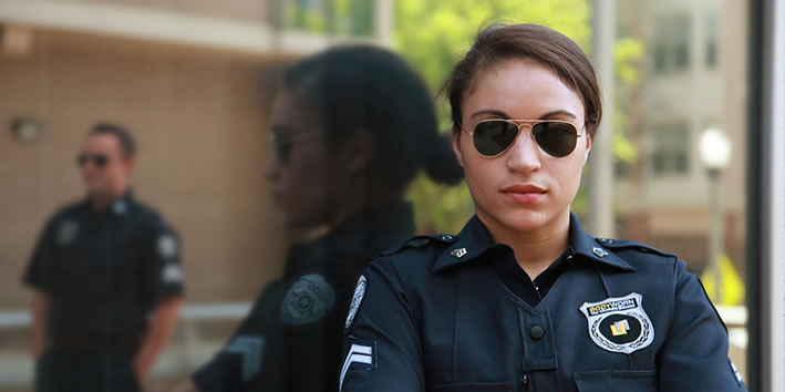 Policiais mulher e homem