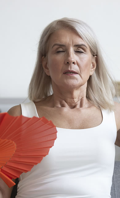 Mulher de meia idade com onda de calor da menopausa