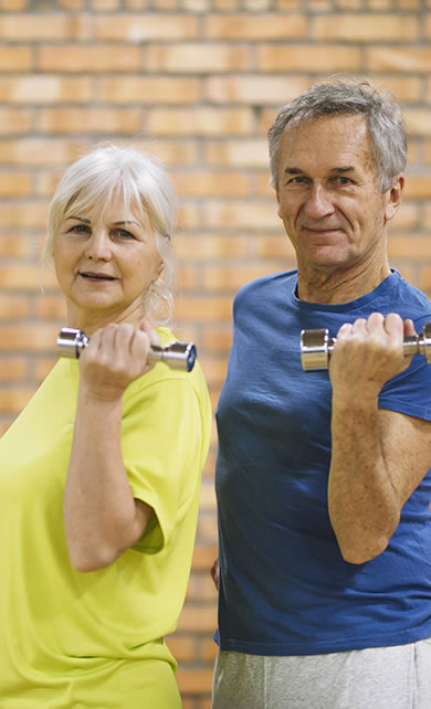 Casal fazendo exercicios