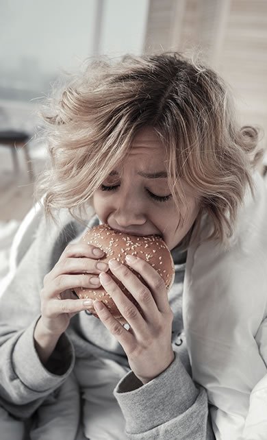 Mulher com ansiedade comendo lanche