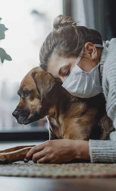 Mulher em quarentena abracando o cachorro