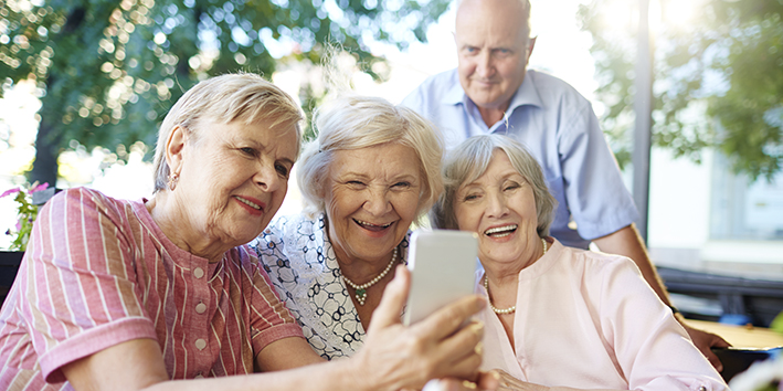 Idosas tirando selfie