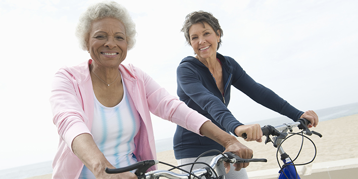 Mulheres idosas andando de bicicleta