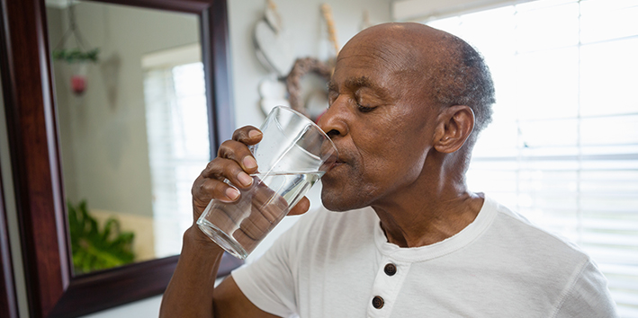 Homem bebendo agua para gota