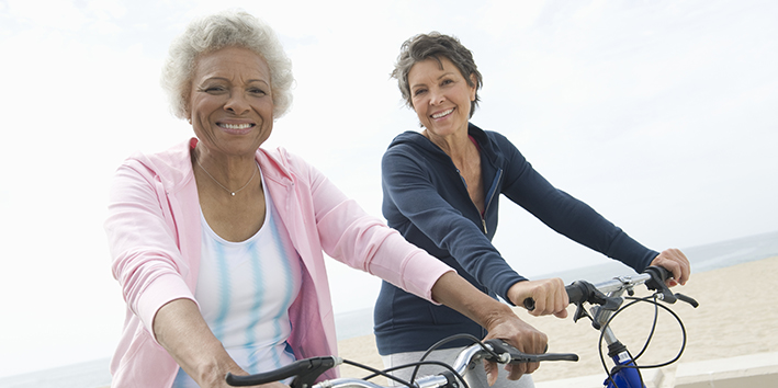 Mulheres idosas andando de bicicleta