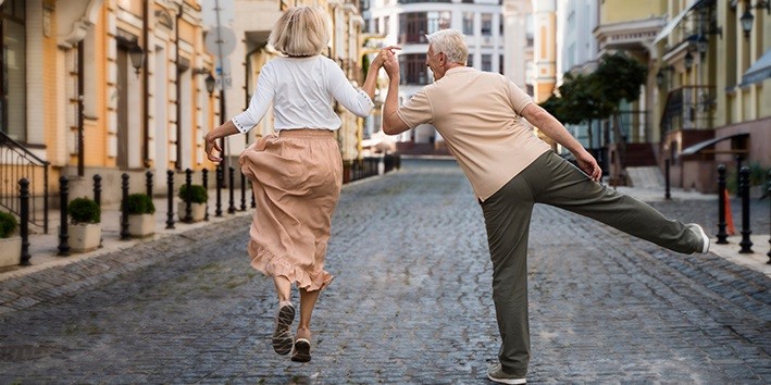 Casal dan?ando na rua Casal dan?ando na rua