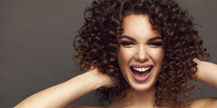 Mulher com cabelo recuperado