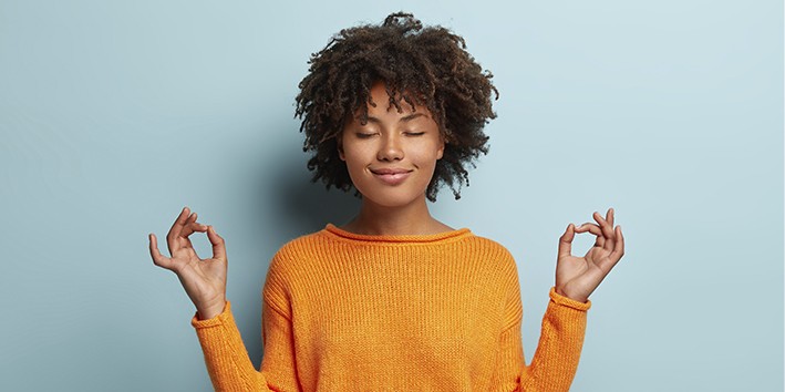 Mulher com pose zen Mulher com pose zen