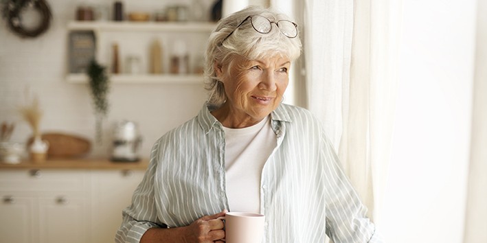 Idosa relaxada com ch? Idosa relaxada com ch?