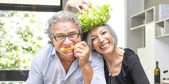 Casal feliz com comida saudavel