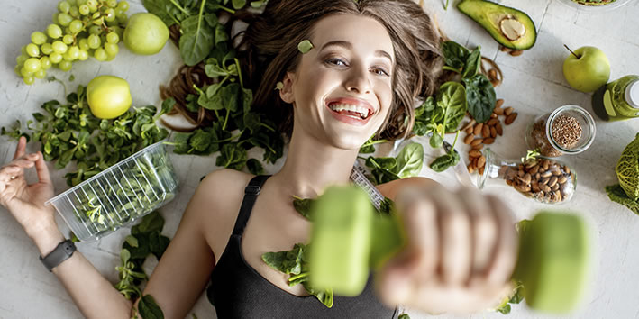 Mulher com comida saudavel e exercicios