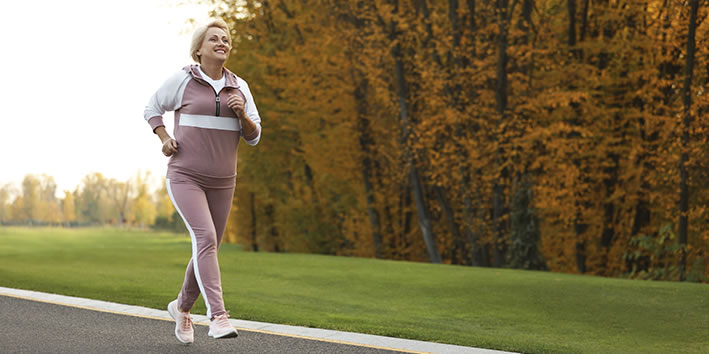 Mulher correndo fazendo exercicios