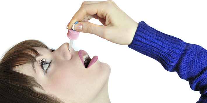 Mulher usando fito oleo nasal para sinusite