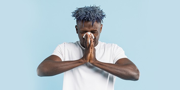 Homem espirrando Homem espirrando